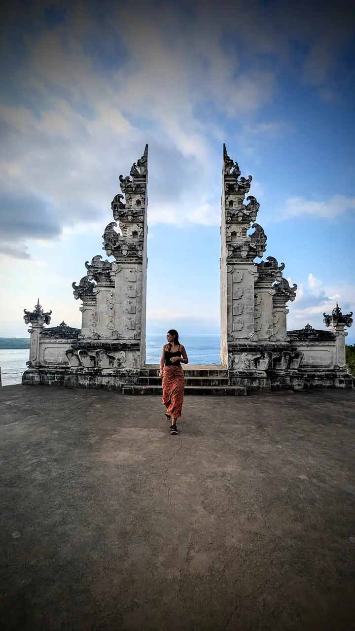Fiore caminando entre las Puertas del Cielo del templo Lempuyang, en Bali