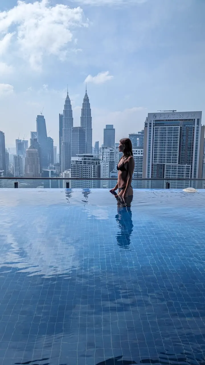Fiore en una piscina infinita frente al skyline de Kuala Lumpur