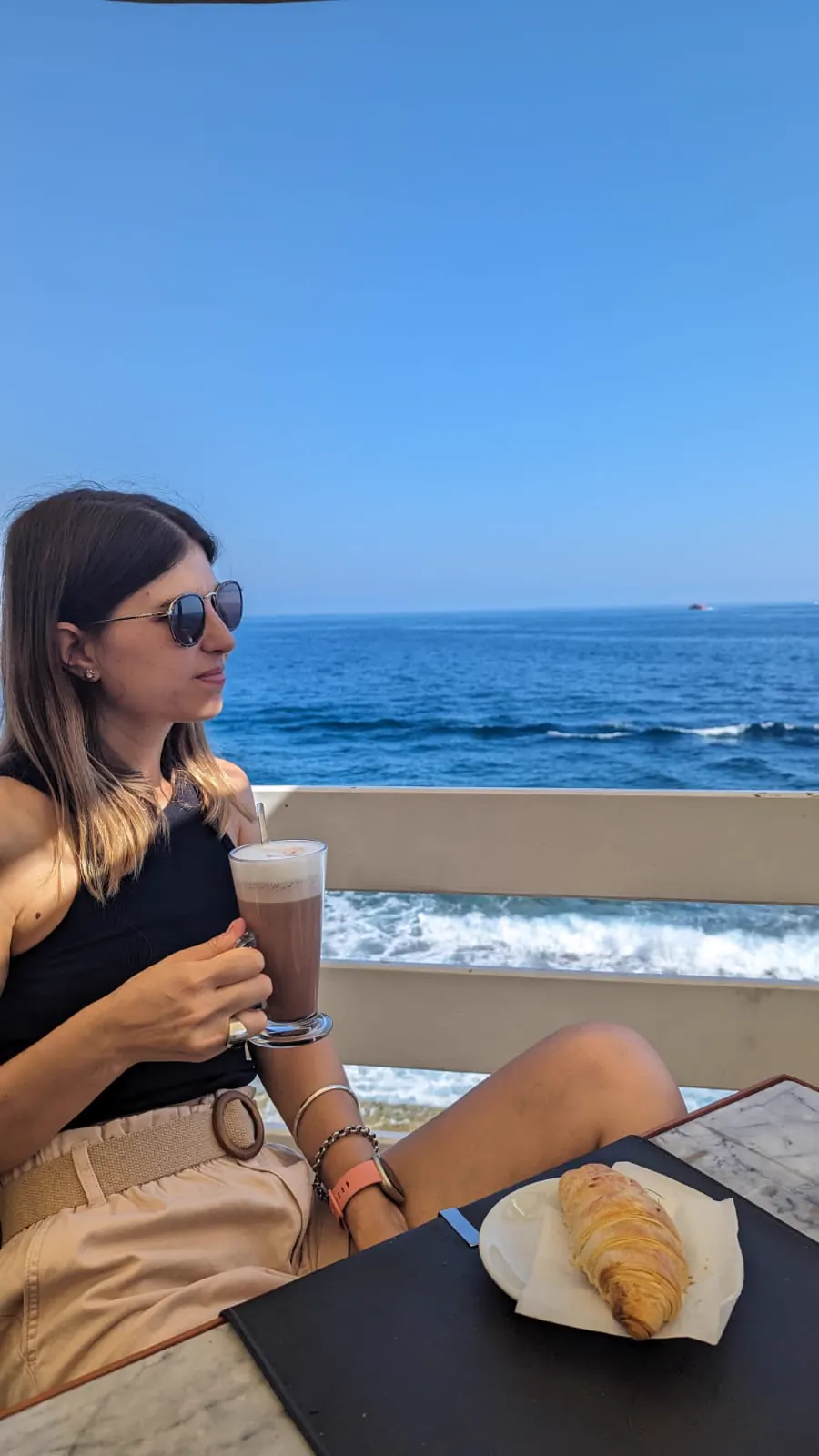 Fiore tomando un café frente al mar