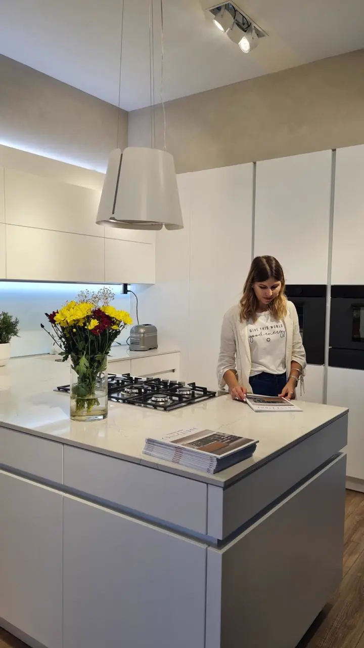 Fiore revisando un proyecto en un showroom de cocinas
